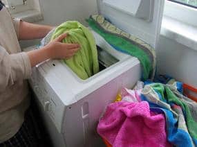 如何把衣服放在上负荷洗衣机